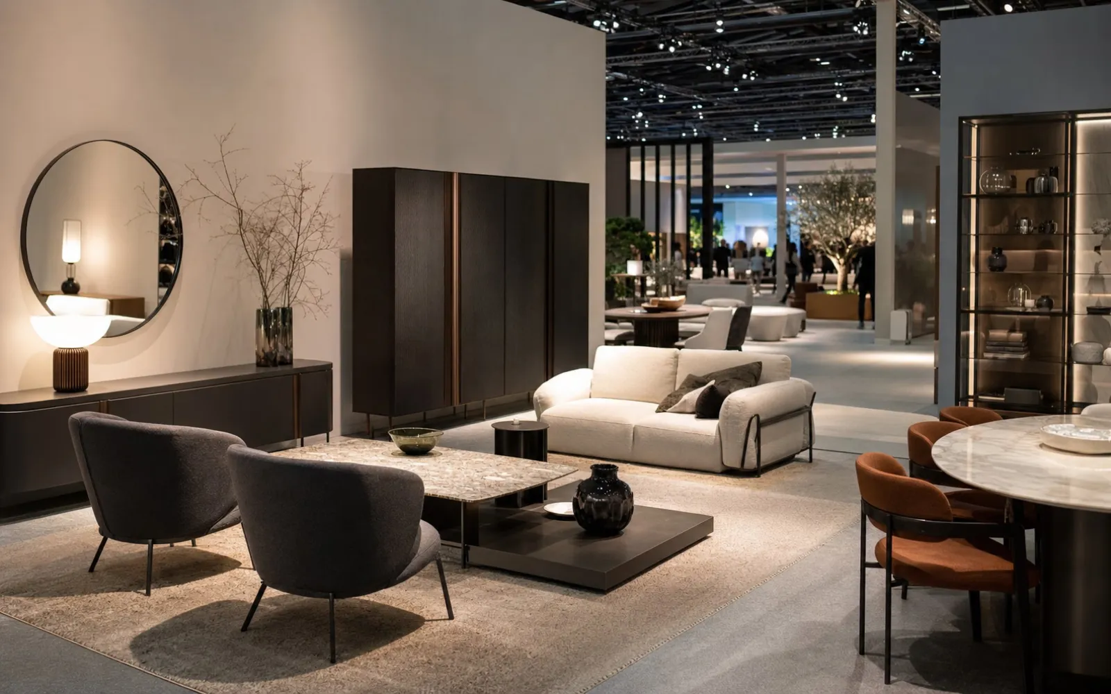Hall d'exposition de mobilier à la Foire de Canton, allées de stands de fabricants chinois