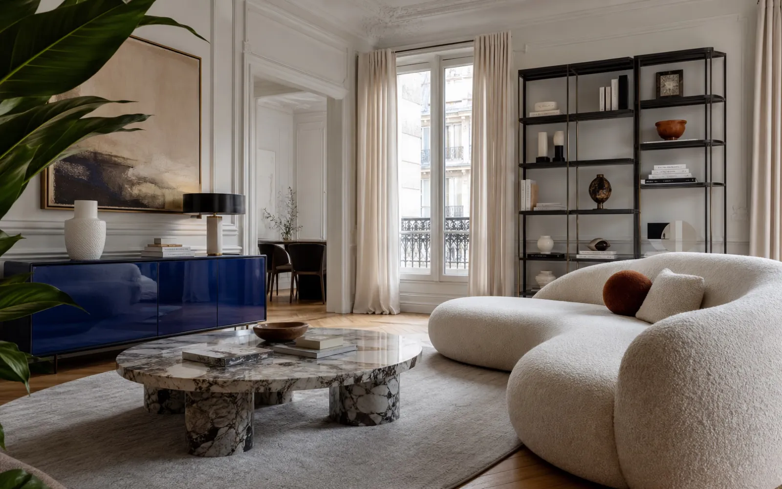 Salon meublé avec une table et un buffet commandés en ligne, carton d'emballage au premier plan